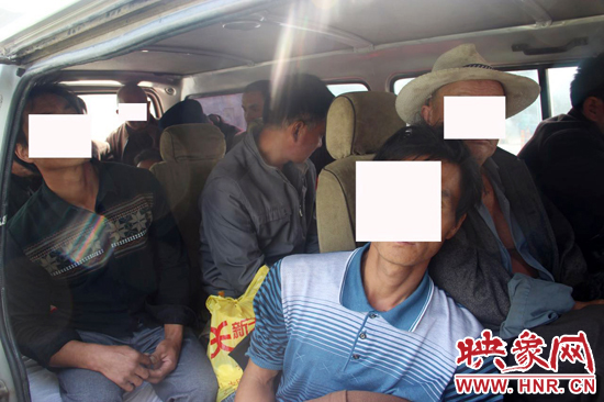 一輛8座的面包車竟然擠進(jìn)17個人。