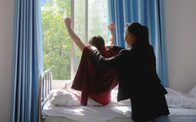 出院前，窗外透進一道陽光，打在他的身上。