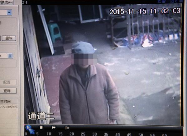 2015年11月17日，鄰居家的監(jiān)控在事發(fā)當(dāng)天拍到老人生前遺像。澎湃新聞?dòng)浾?雍凱 圖