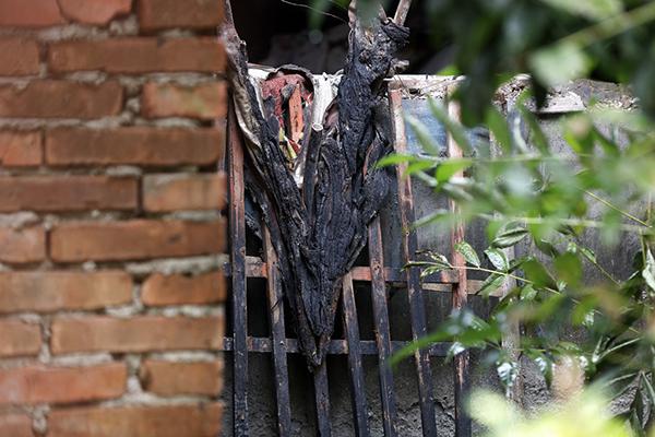 被燒焦的窗沿。澎湃新聞?dòng)浾?雍凱 圖