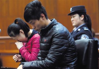 昨日，因殺死自己的親生兒子，被告人王某受審，其男友喬某則因涉嫌幫助毀滅證據(jù)罪受審。