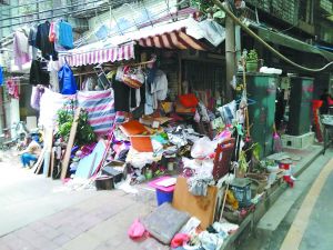 工作人員清理前，阿姨家周圍垃圾如山。