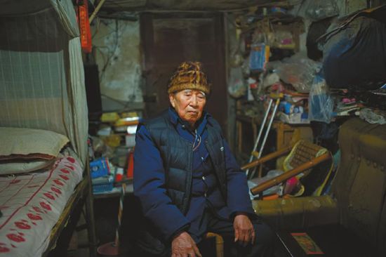 1月14日，成都五塊石車站附近，廖弟友在家接受記者采訪。