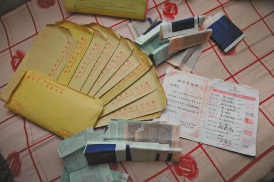 廖弟友捐款后保存的部分收據(jù)。