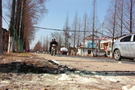 現(xiàn)場有條帶血的輪胎印記。