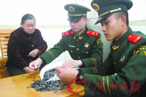 手機(jī)內(nèi)存卡因體積小、價值高，成為水客走私的“新寵”。圖為邊防官兵正在清點(diǎn)走私物品。