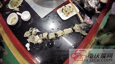 拼出魚骨，推斷魚沒有3斤8兩。 本報(bào)記者 平索茜 攝