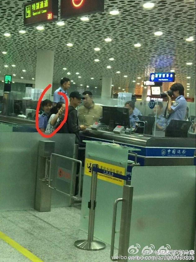 網(wǎng)友在得知此事后，紛紛炮轟上傳照片的人，認(rèn)為該舉動嚴(yán)重侵犯了一人的隱私，涉嫌犯罪