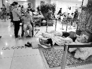 協(xié)和醫(yī)院門外商販出租的床，12小時(shí)500元。