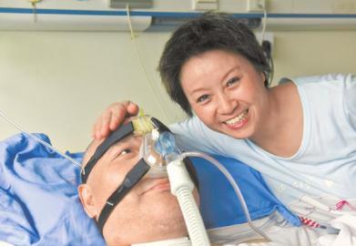 一年多來，楊曉華陪伴著臥病在床的男友，一日三餐悉心照料，毫無怨言。