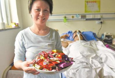 下周三兩人有望拿到結(jié)婚證，21日，喜氣洋洋的楊曉華已經(jīng)準(zhǔn)備好了喜糖。