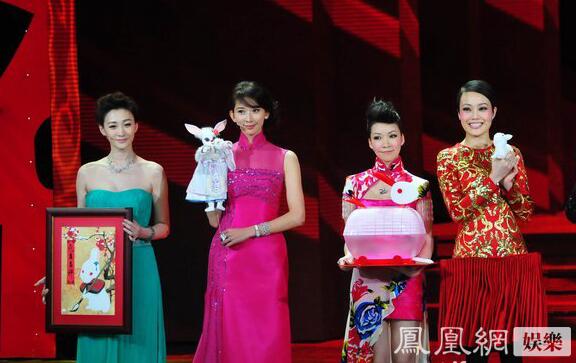 一直覺得長得奇怪的景甜，跟劉天仙的合影，竟然還不錯。