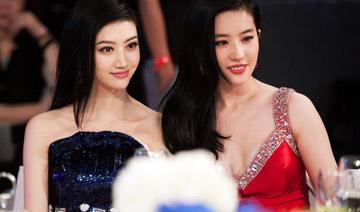 除了白，在合影中還有另外一個制勝法寶，就是——高。