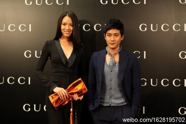 最右竟然是何韻詩，信號滿格……