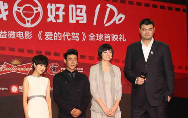 易建聯(lián)與姚明的合影本來好好的，丁俊暉一出現(xiàn)，立馬變“深V”，心疼小暉一秒