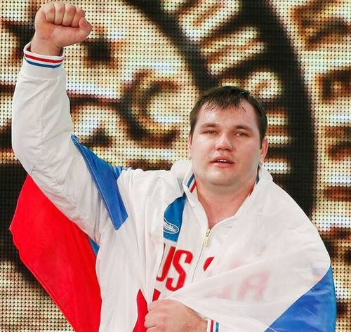 圖為2015年11月28日，阿列克謝·洛夫切夫在2015舉重世錦賽男子105公斤級(jí)頒獎(jiǎng)儀式上慶祝。