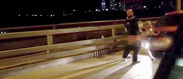 當過往司機發(fā)現(xiàn)這對夫婦在立交橋上的奧迪汽車引擎蓋上“嘿咻”時，許多人靠邊停車觀看。（視頻截圖）