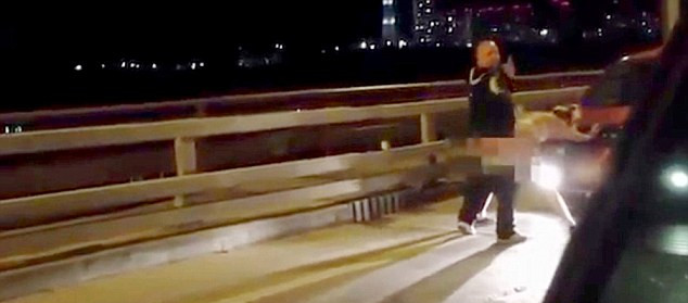 許多人拍攝到這對夫婦在引擎罩上“表達愛意”的方式，而男子甚至轉(zhuǎn)過頭來看鏡頭。（視頻截圖）