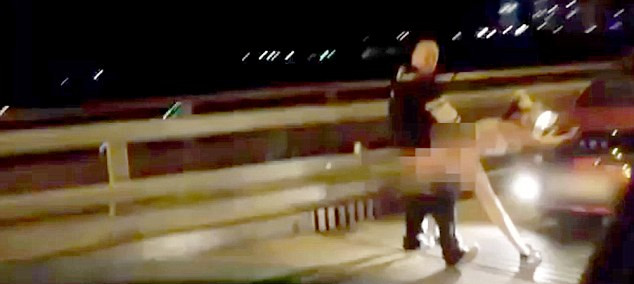 盡管許多人圍觀，但這對夫婦似乎對于露天表演毫不在意。（視頻截圖）