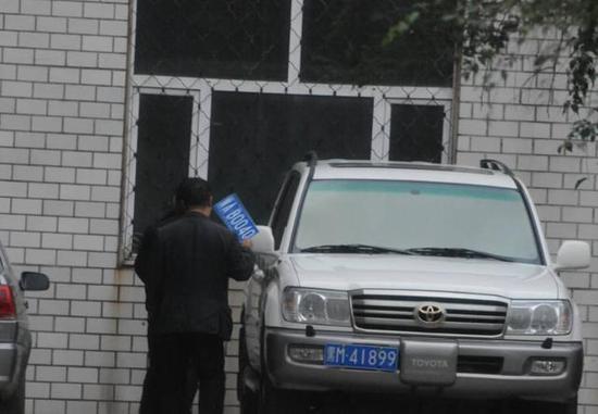 程父與程的“司機”在居住小區(qū)內(nèi)將黑AB0040車牌更換為黑M41899車牌，倆車牌號均為空號