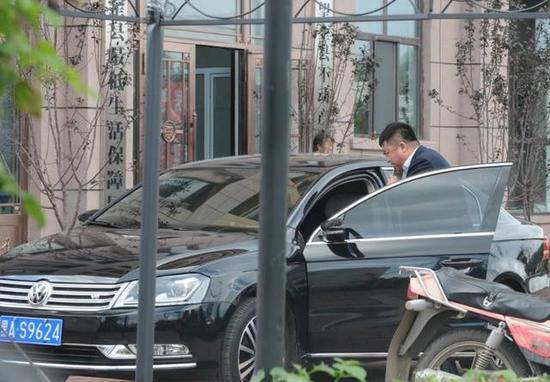 程海濤局長駕駛的假牌車，停在縣低保局門前