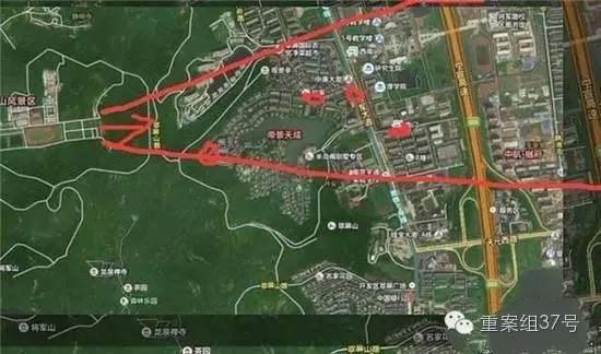 射擊場子彈射出方向（紅箭頭）有多個居民小區(qū) 。 圖片來源：交匯點(diǎn)新聞