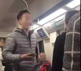 男子北京地鐵辱罵女子 律師:未滿(mǎn)18歲或逃過(guò)處罰