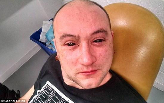 一支來自加州的研究團(tuán)隊(duì)研發(fā)了一種能使人類擁有夜視能力的藥水。該溶液由二氫卟吩e6與胰島素和生理鹽水混合而成。在往實(shí)驗(yàn)對(duì)象加西亞?里西納眼中滴入少量溶液之后，他的眼睛先是呈現(xiàn)全黑色，但在藥水被吸收之后即恢復(fù)正常。