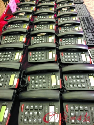 廣東警方展示偵破的跨境電信詐騙案中繳獲的作案電話。