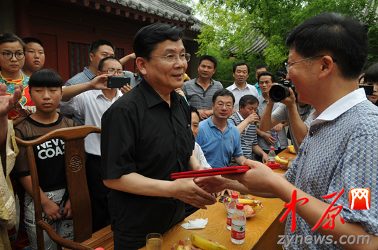 余光中、汪國真做客杜甫故里 共話詩圣家國情懷