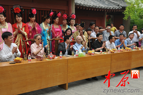 余光中、汪國真做客杜甫故里 共話詩圣家國情懷