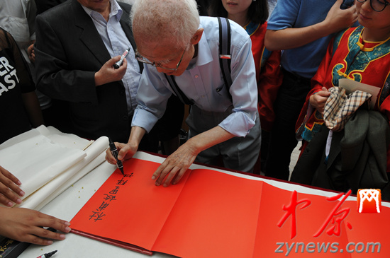 余光中、汪國真做客杜甫故里 共話詩圣家國情懷