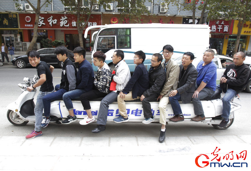 鄭州現(xiàn)4.7米“航母”電動車:可坐十多人 鄭州現(xiàn)4.7米“航母”電動車:可坐十多人