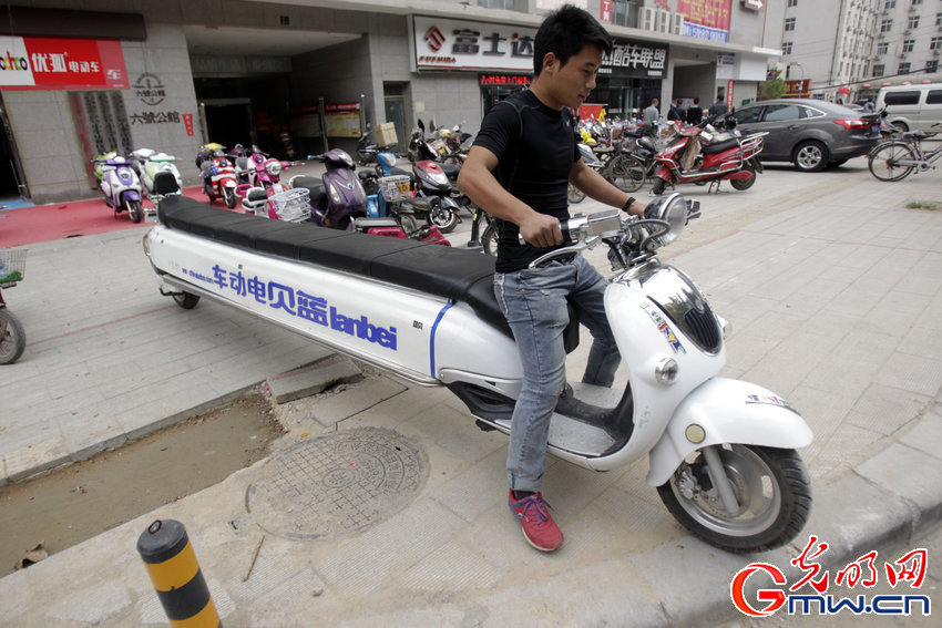 鄭州現(xiàn)4.7米“航母”電動車:可坐十多人 鄭州現(xiàn)4.7米“航母”電動車:可坐十多人