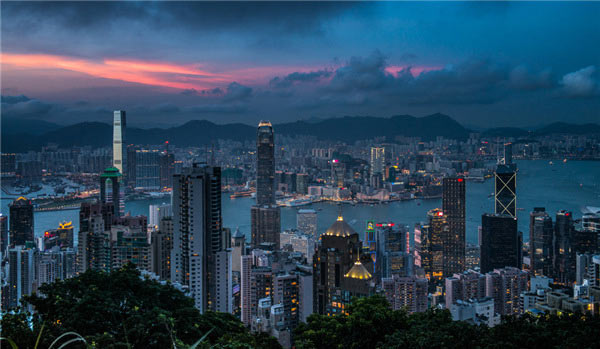 不要溫和地走進(jìn)那個良夜 因為夜太美！