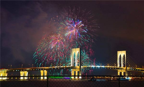 不要溫和地走進(jìn)那個良夜 因為夜太美！