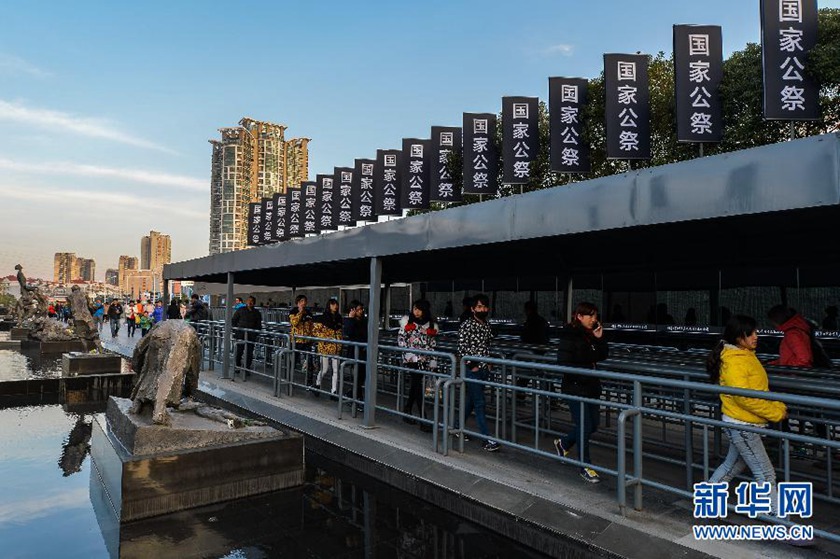 12月14日,觀眾排隊(duì)進(jìn)入侵華日軍南京大屠殺遇難同胞紀(jì)念館參觀。新華社記者 沈鵬 攝