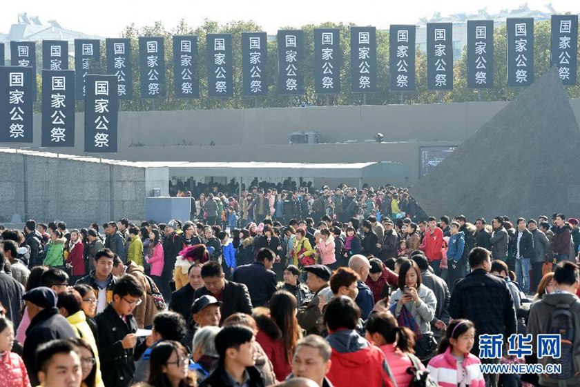 12月14日,參觀者在南京大屠殺遇難同胞紀(jì)念館參觀?！　⌒氯A社記者孫參攝