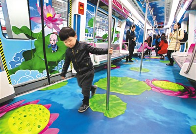 圖為試乘乘客流連忘返。