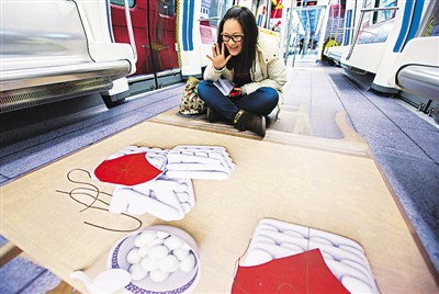 圖為試乘乘客流連忘返。