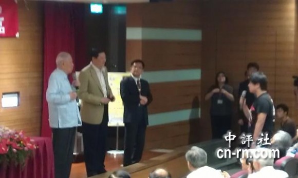 　大陸交換學生針對演講內(nèi)容，頻頻問李登輝，雙方一來一往。(中評社黃文杰攝)
