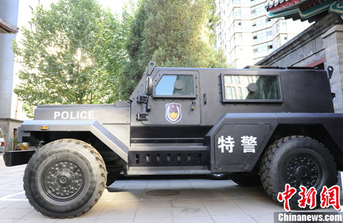 　　國(guó)產(chǎn)輕型聯(lián)合越野戰(zhàn)車(chē)側(cè)面照。張龍?jiān)茢z