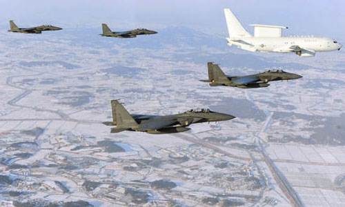 資料圖：韓國F-15K機群護衛(wèi)“和平之眼”預警機巡視領(lǐng)空