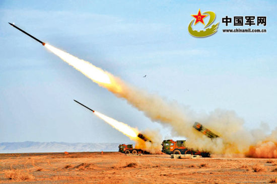 某新型火箭炮實(shí)施精確打擊。劉文峰攝