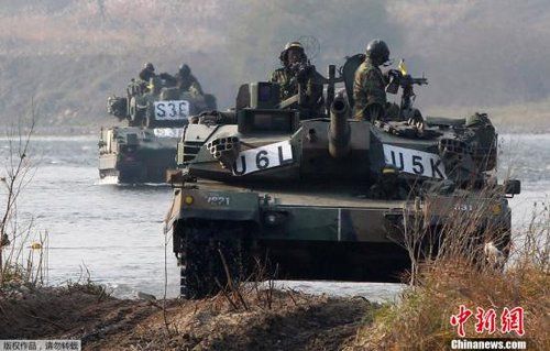 　資料圖：2011年11月2日，韓國軍隊(duì)在首爾東南100公里的驪州進(jìn)行軍事演習(xí)。