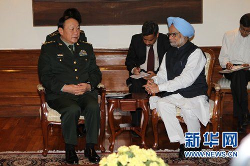9月4日，在印度首都新德里的總理府，印度總理曼莫漢·辛格（右）會見中國國務委員兼國防部長梁光烈。