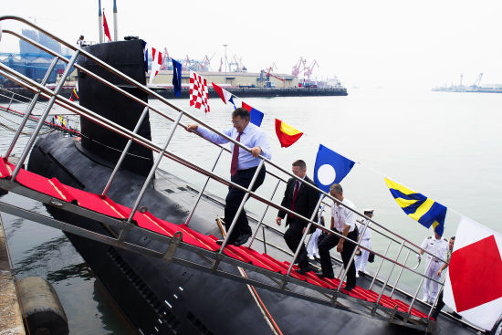 昨天，美國防長帕內(nèi)塔登上一艘中國宋級潛艇