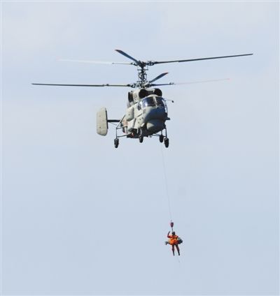 演習(xí)中，搜救直升機(jī)營救“落水人員”