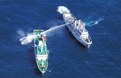 昨日，東海某海域，東海艦隊(duì)拖船使用高壓水炮為地方執(zhí)法船滅火