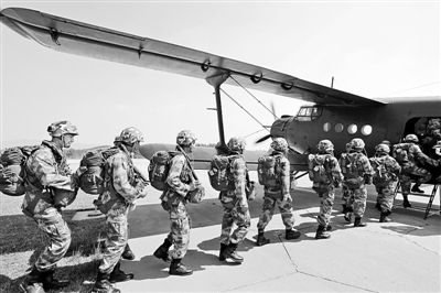 學員們正在分組登機 學員們正在分組登機